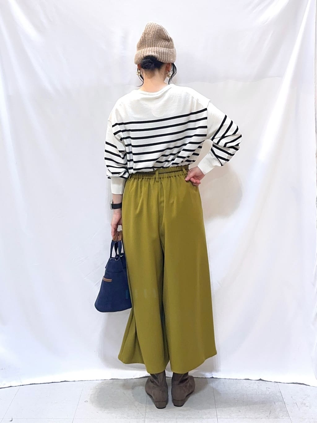 𝐇𝐢𝐫𝐨𝐦𝐢さんの「SHOO･LA･RUE｜【S-LL/2点セット】脚のラインを拾いにくい ベルト付きタックスカーチョパンツ」を使ったコーディネート