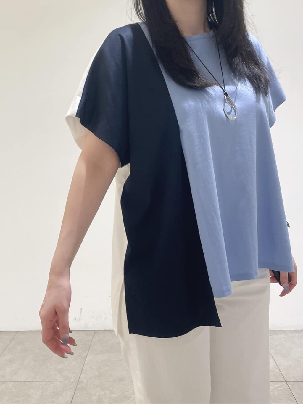emikaさんの「INDIVI｜【洗える／汗ジミ防止】バイカラー＆アシメヘム Tシャツ」を使ったコーディネート