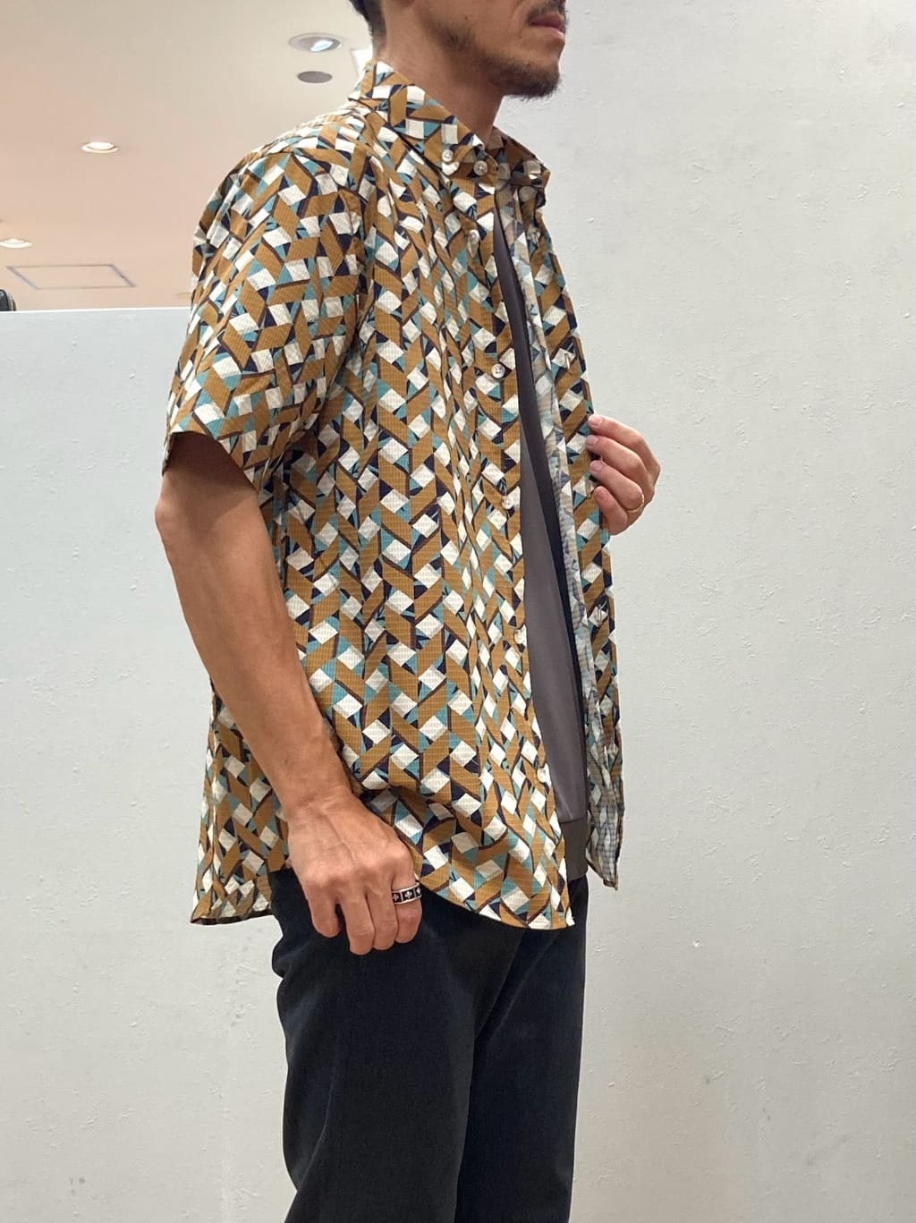 シュンさんの「TAKEO KIKUCHI｜【COOL CITY WEAR】籠目アート柄 サッカーシャツ /通気性」を使ったコーディネート