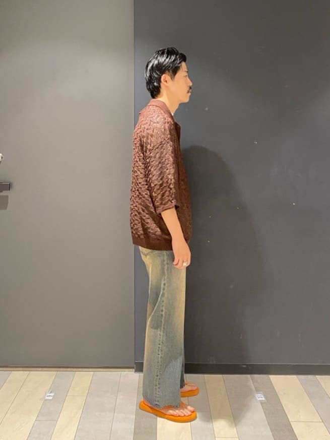 石井友也さんの「tk.TAKEO KIKUCHI｜ストローヤーンポロニット」を使ったコーディネート