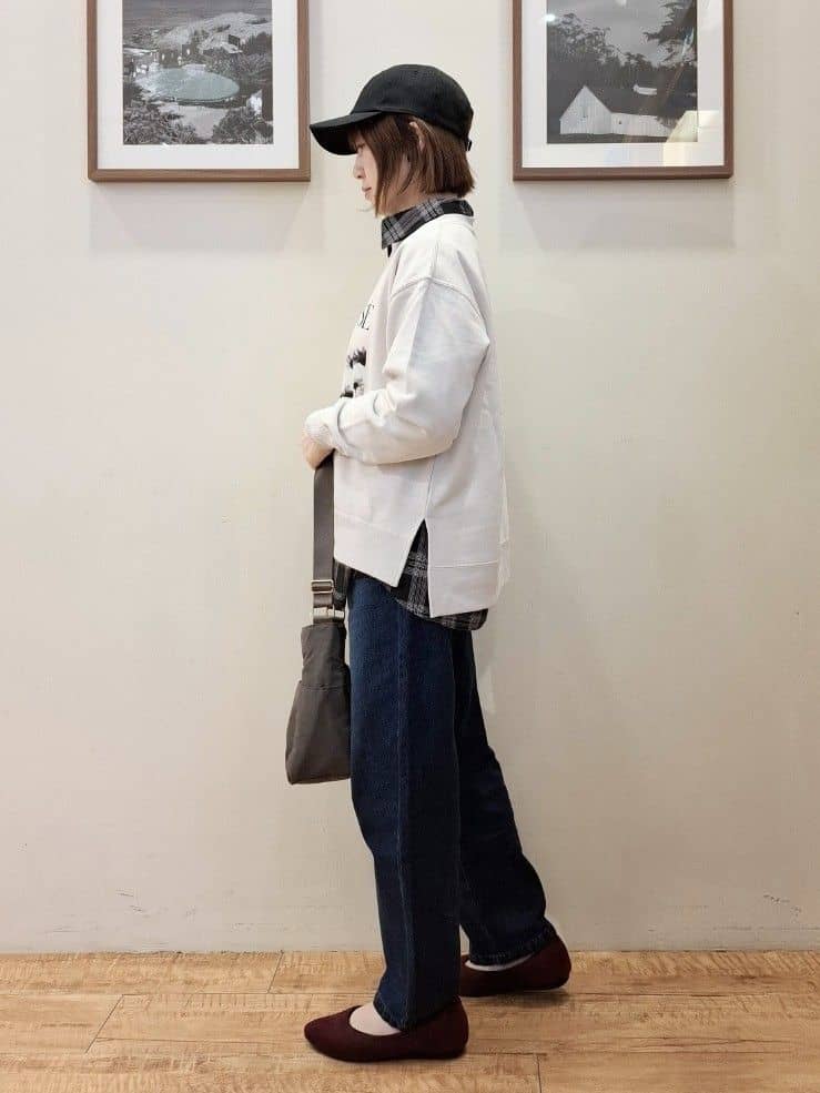 まあるさんの「SHOO･LA･RUE｜【S-LL】程よくゆったりな 柔らかデニムテーパードパンツ」を使ったコーディネート