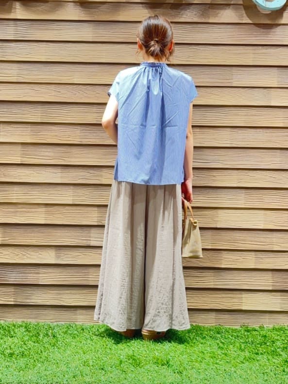 himiさんの「SHOO･LA･RUE｜【洗える/S-LL】プチフリル襟が女性らしい フレンチスリーブシャツ」を使ったコーディネート