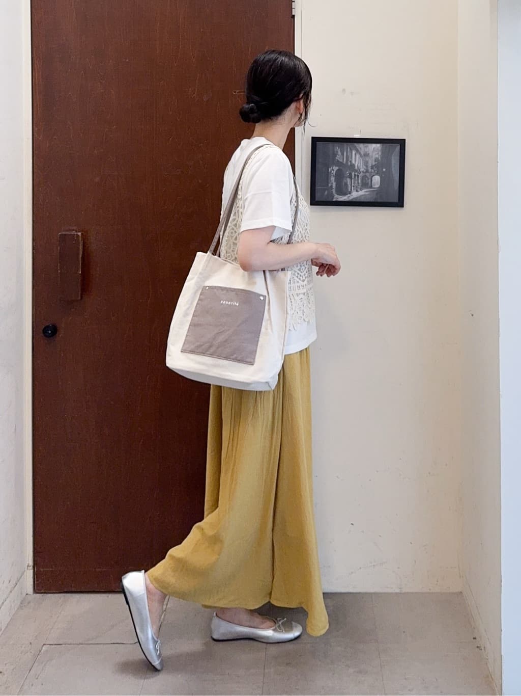 𝐇𝐢𝐫𝐨𝐦𝐢さんの「SHOO･LA･RUE｜【2点セット/ひんやり】レースビスチェ＋Tシャツ」を使ったコーディネート