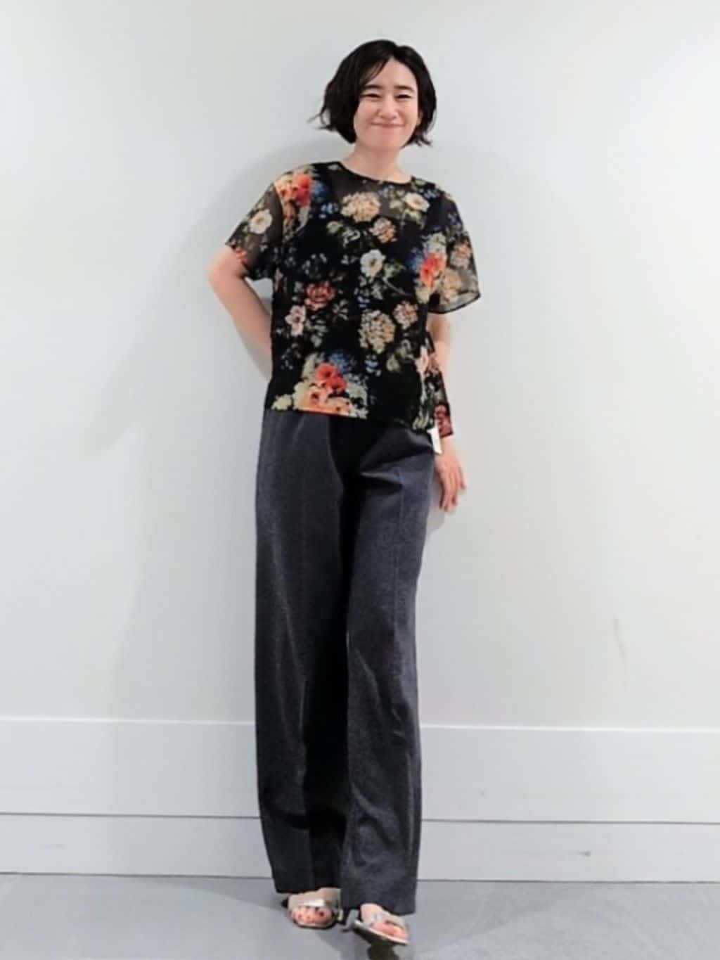 ミズタさんの「UNTITLED｜【セットアップ可/花柄エレガント】アンティークフラワー柄ブラウス」を使ったコーディネート