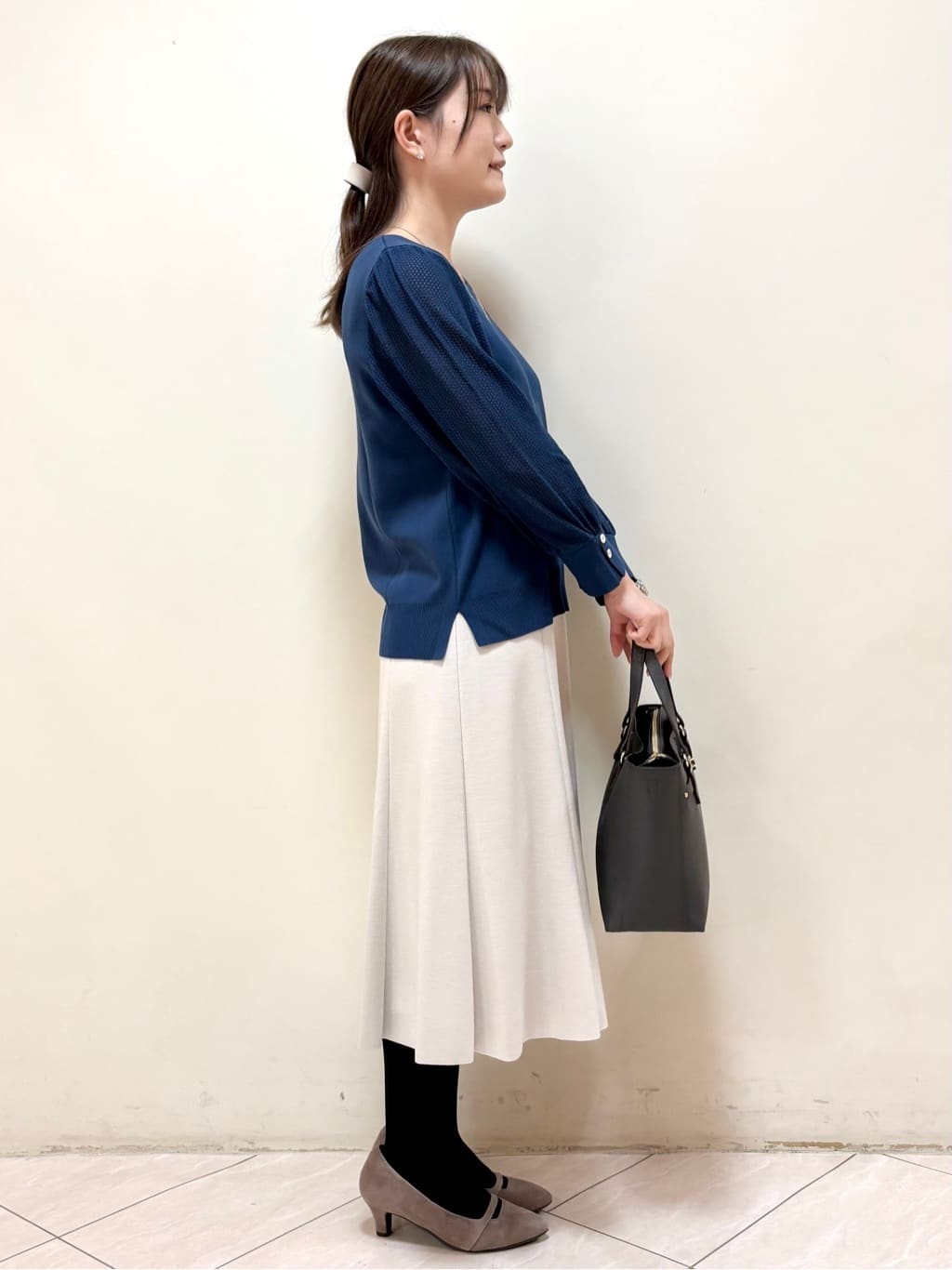 mikiさんの「Reflect｜【秋映え◎】Vネック&times;メッシュスリーブニット」を使ったコーディネート