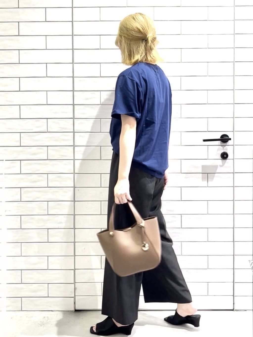 しおりさんの「OPAQUE.CLIP｜ウエストサテン使いイージーワイドパンツ【洗濯機洗い可】」を使ったコーディネート