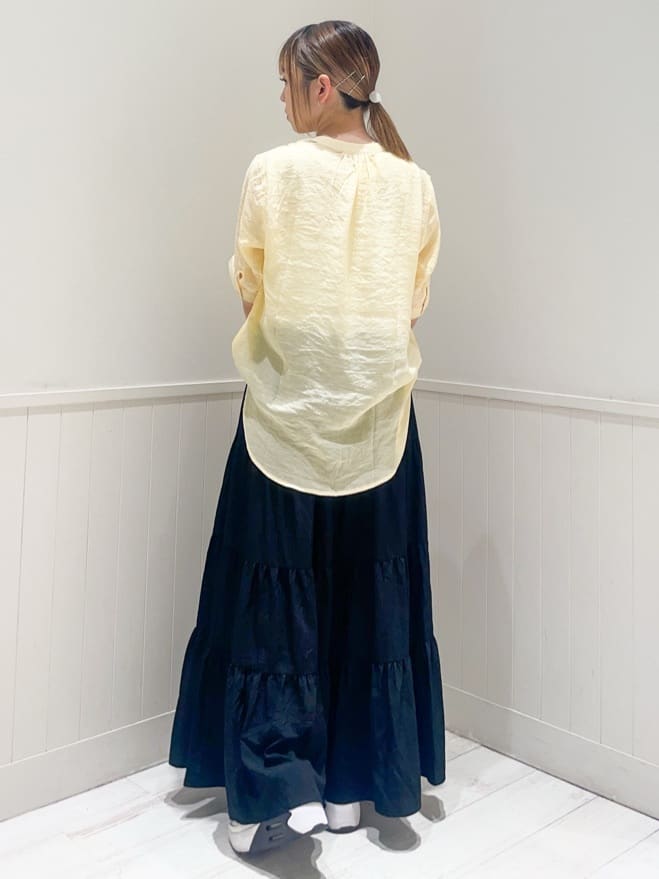reina.tさんの「SHOO･LA･RUE｜【洗える/S-LL】微光沢で華やかなティアードスカート」を使ったコーディネート