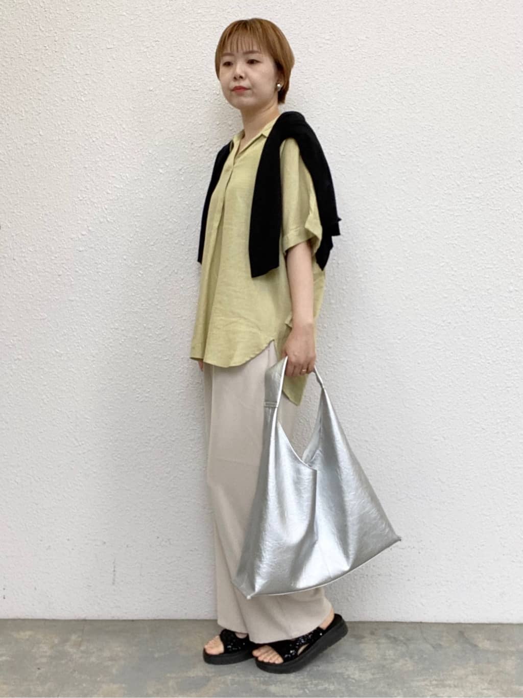 ひらしーさんの「SHOO･LA･RUE｜【S-LL/UV/接触冷感/抗菌防臭】体型を自然にカバー フレンチリネンブレンド襟付ドルマンシャツ」を使ったコーディネート