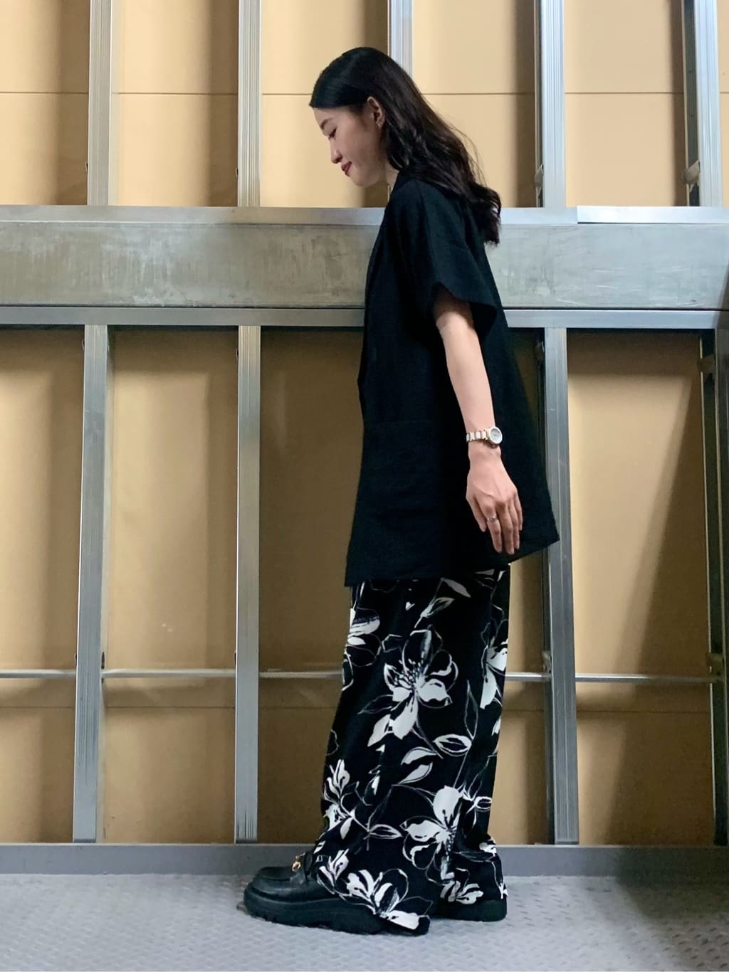 sahoさんの「THE SHOP TK｜異素材切替フォトプリントTシャツ【洗える】」を使ったコーディネート