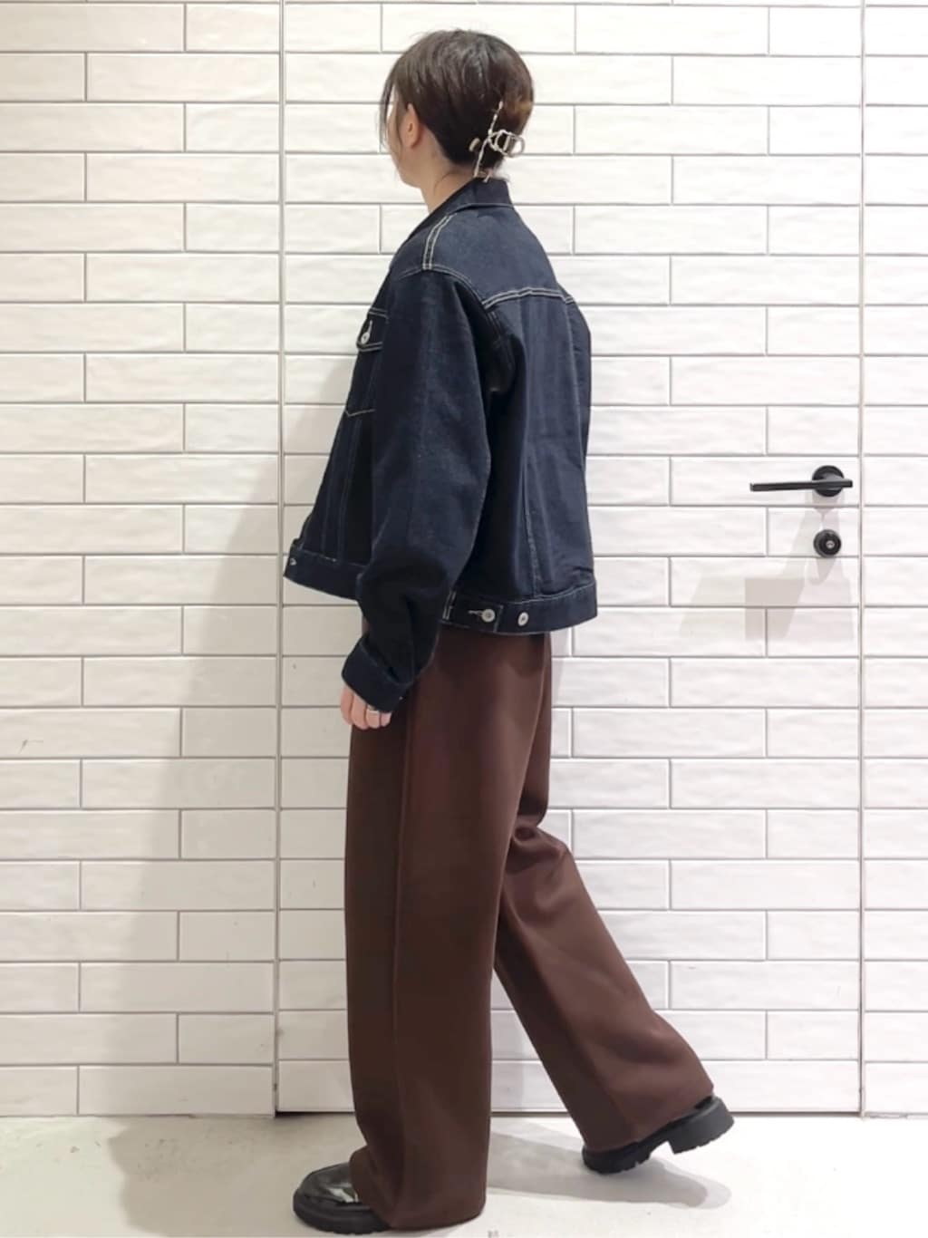 しおりさんの「OPAQUE.CLIP｜ロングロゴTシャツ【洗濯機OK】」を使ったコーディネート