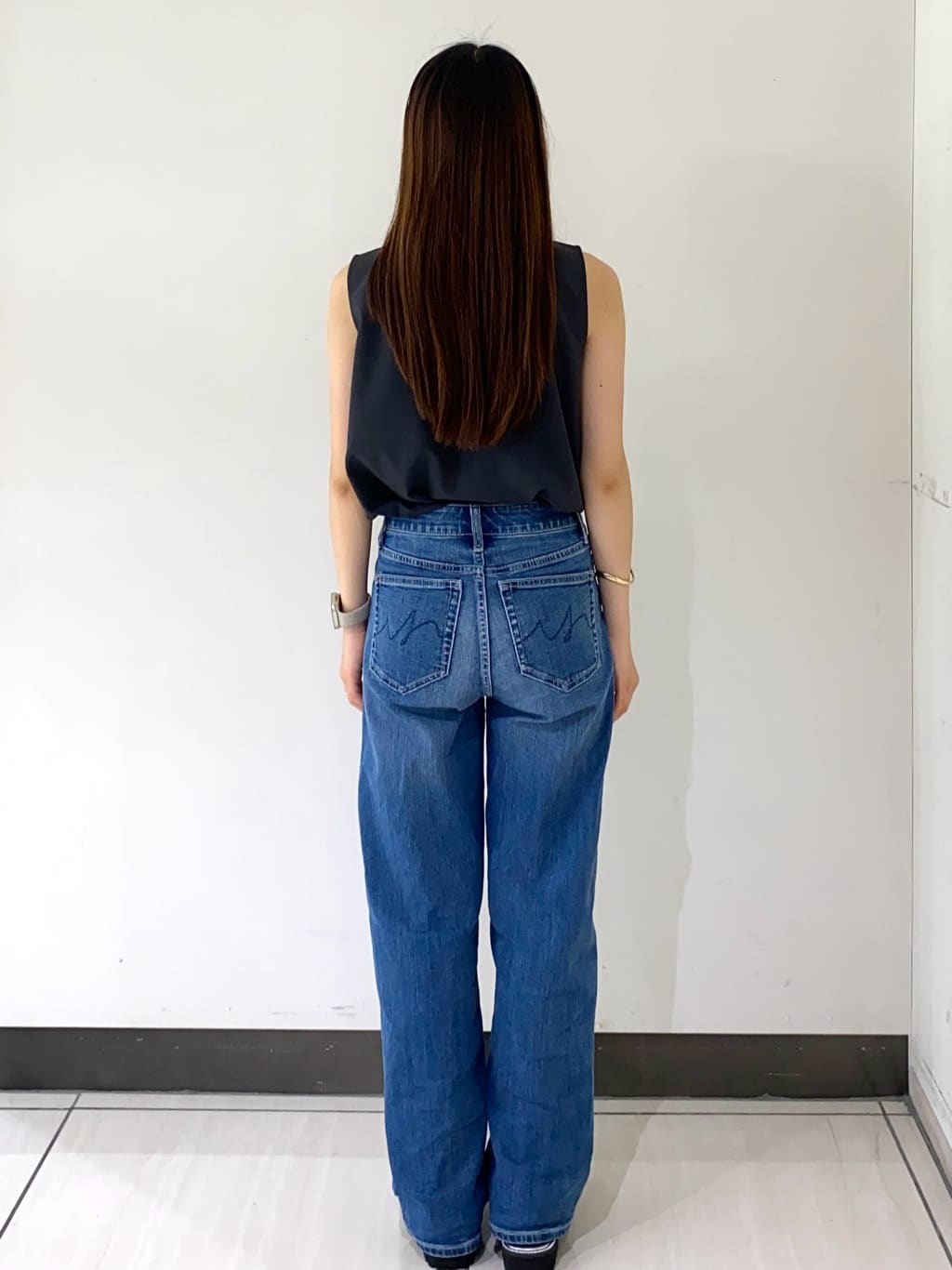 momoさんの「INDIVI｜【褒められデニム】ワイドストレート デニムパンツ」を使ったコーディネート