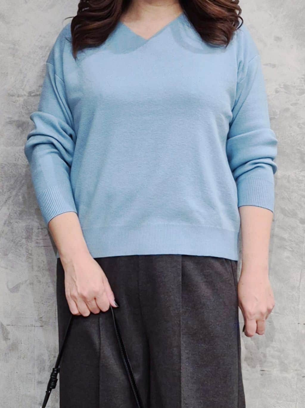 ひさえさんの「THE SHOP TK｜【すっきりシルエットが叶う】大人のためのVネックニット/毛玉になりにくい/静電気防止/洗濯機OK」を使ったコーディネート