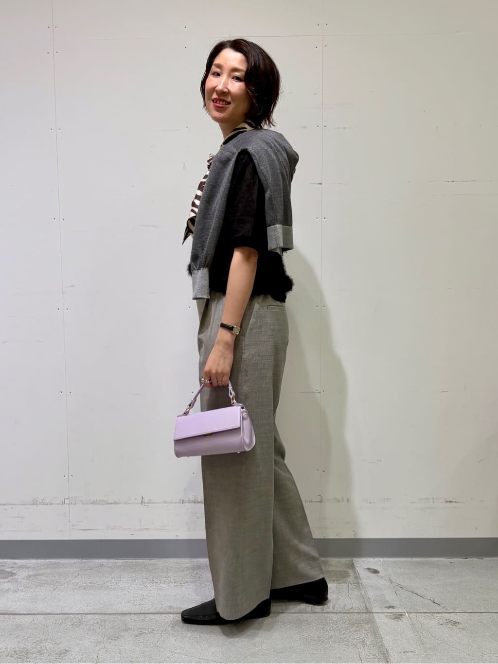 yuriさんの「INDIVI｜【洗える／セットアップ可能】凹凸ストレッチ素材ストレートパンツ」を使ったコーディネート