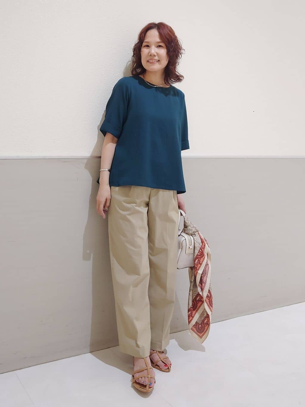 maruさんの「THE SHOP TK｜麻調メッシュブラウス【二の腕カバー/洗える】」を使ったコーディネート