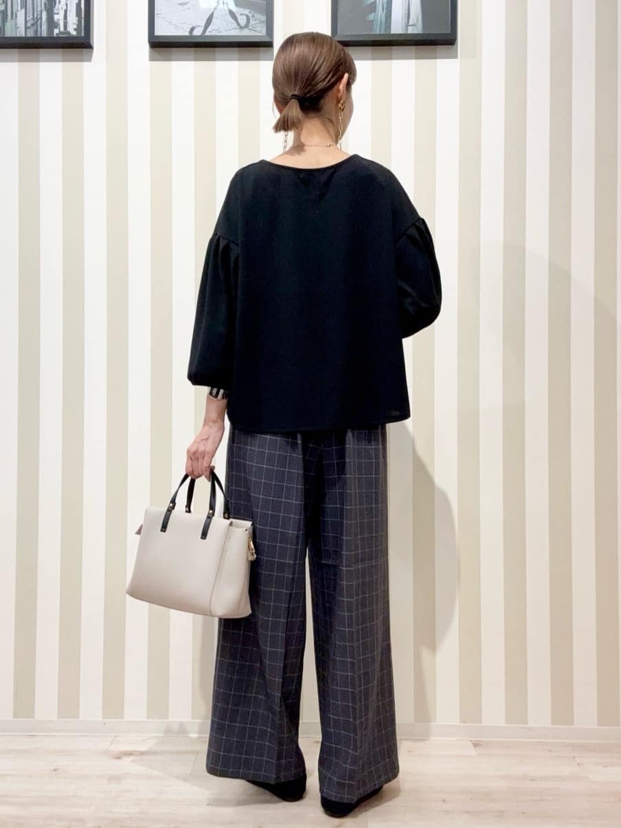 まつこさんの「SHOO･LA･RUE｜【2点セット/7分袖】大人のきれい見え お袖タック入りアクセ付きトップス」を使ったコーディネート