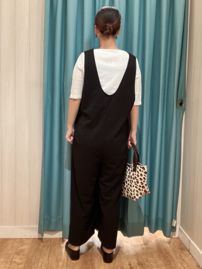 Riさんの「SHOO･LA･RUE｜【前後2WAY/洗える】さらっと着られるサロペット」を使ったコーディネート
