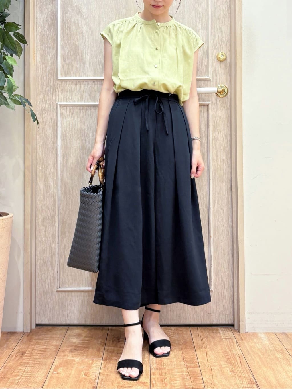 なみさんの「SHOO･LA･RUE｜【S-LL/洗濯後しわになりにくい】上品にきれい見え スラブギャザーブラウス」を使ったコーディネート
