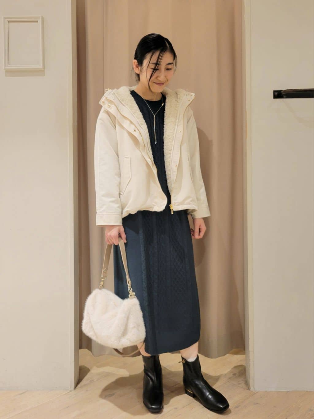 いそさんの「grove｜一枚で華やぐ、袖布帛ケーブルニットワンピース」を使ったコーディネート