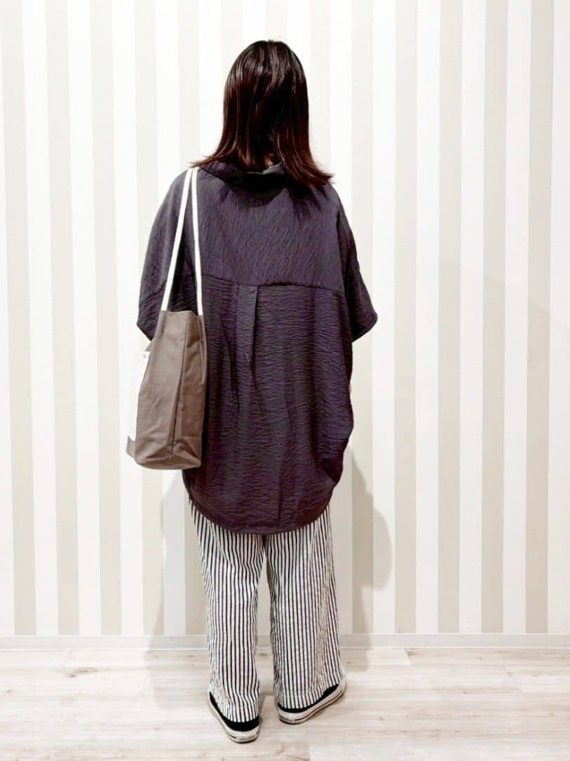 ゆーんさんの「SHOO･LA･RUE｜【洗える/S-LL/5分袖】1枚でも羽織としても。さらさらドレープシャツ」を使ったコーディネート