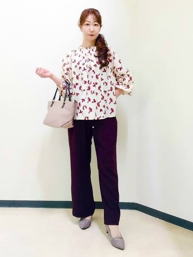 花さんの「Reflect｜【ジャケットのインナーにおすすめ◎】花柄タックデザインブブラウス」を使ったコーディネート
