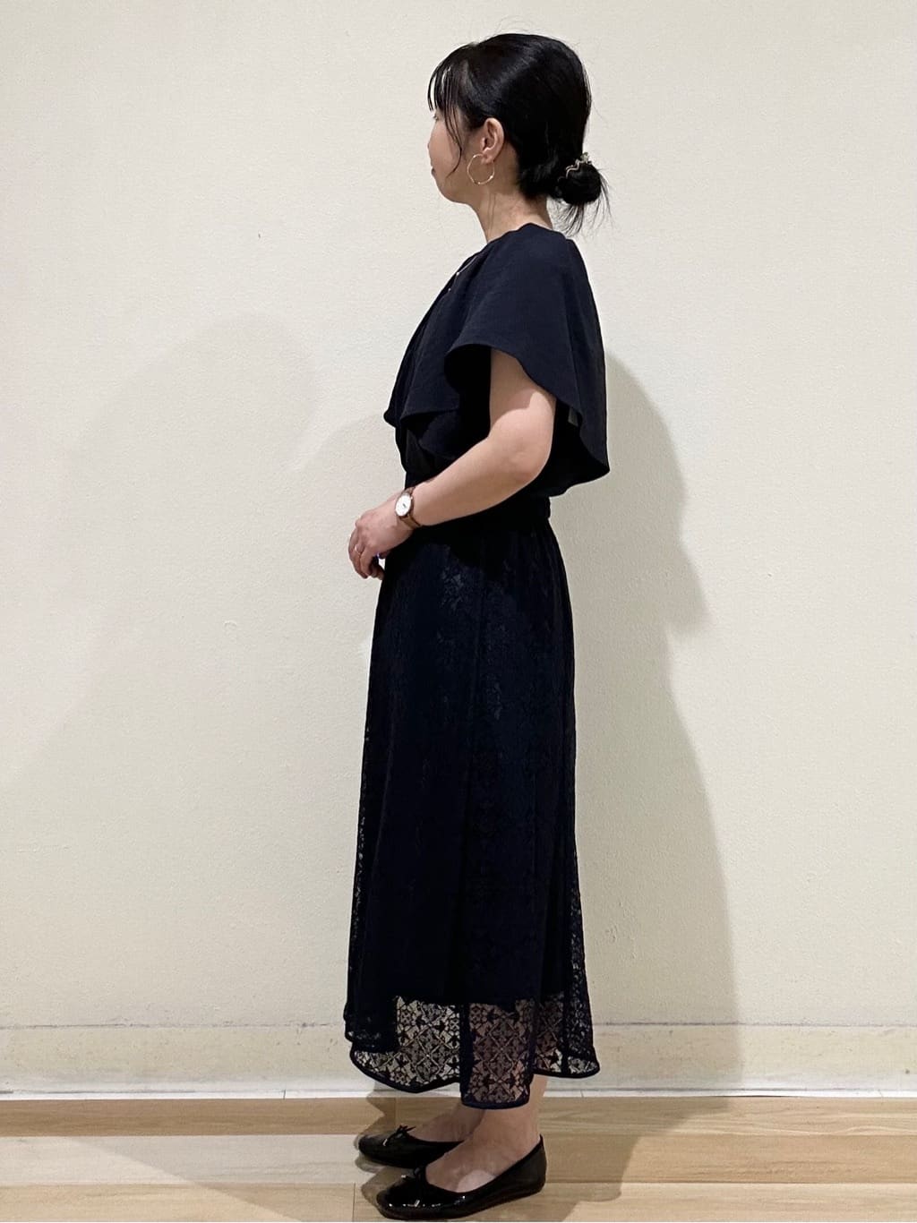 T.eさんの「OPAQUE.CLIP｜《7色展開／S-LLサイズ》フリルタックスリーブキーネックブラウス【吸水速乾／洗濯機可／イージーアイ」を使ったコーディネート