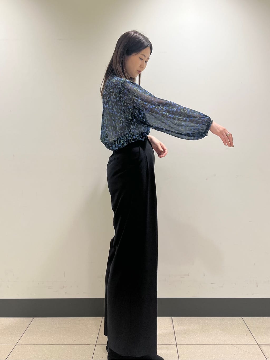 shokoさんの「INDIVI｜【秋映え柄/セットアップ可能】フラワーシフォンブラウス」を使ったコーディネート