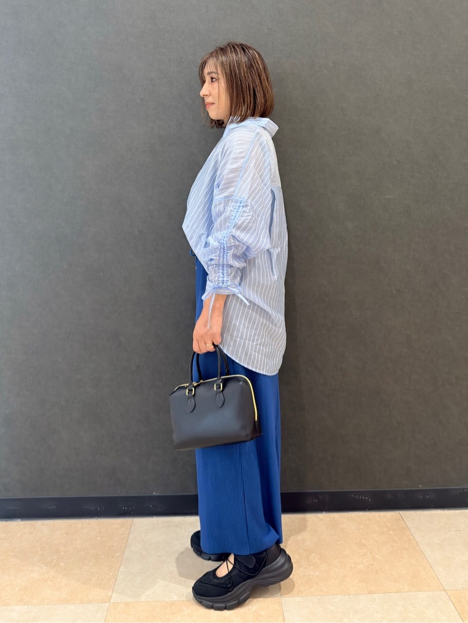 Megさんの「SHOO･LA･RUE｜【S-LL】程よい透け感 ストライプ柄 お袖ギャザーデザインシャツ」を使ったコーディネート