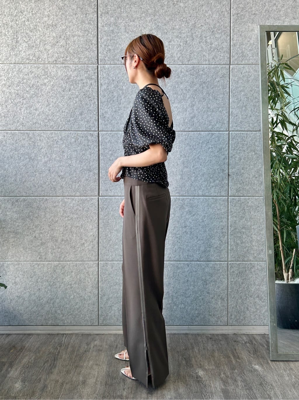 harunaさんの「CODE A｜polka dot blouse」を使ったコーディネート