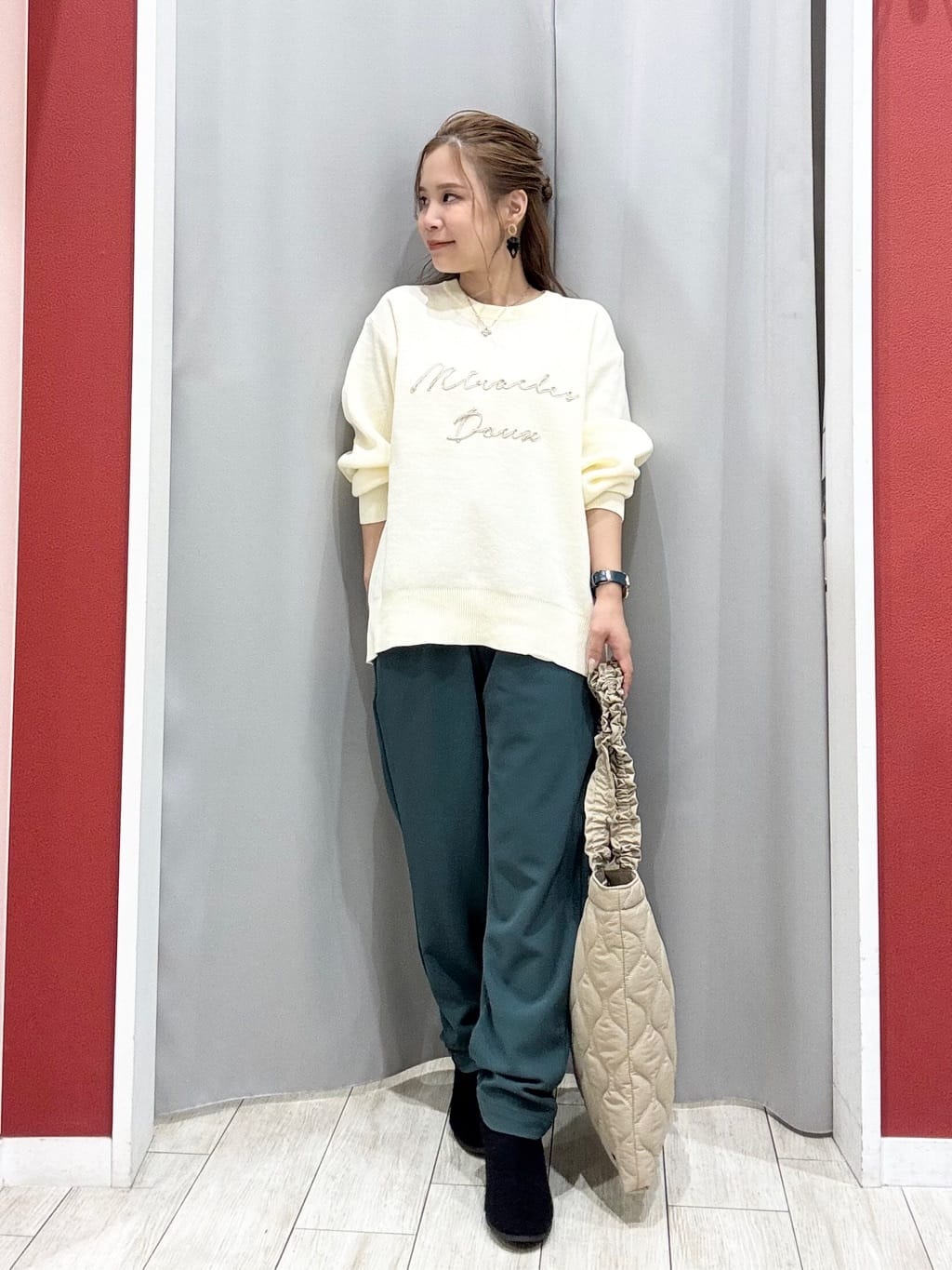 shioさんの「SHOO･LA･RUE｜【洗濯機可/ちくちくしにくい】大人のための スウェットライク刺繍ロゴニット」を使ったコーディネート