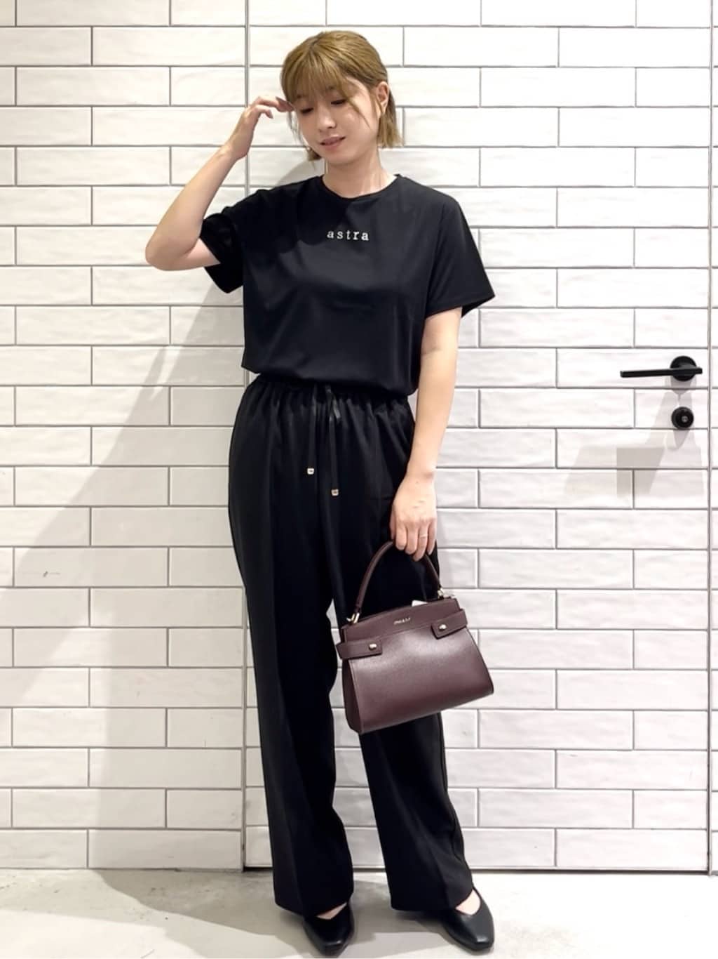 しおりさんの「OPAQUE.CLIP｜メタリック刺繍ロゴTシャツ【接触冷感／洗濯機洗い可】」を使ったコーディネート