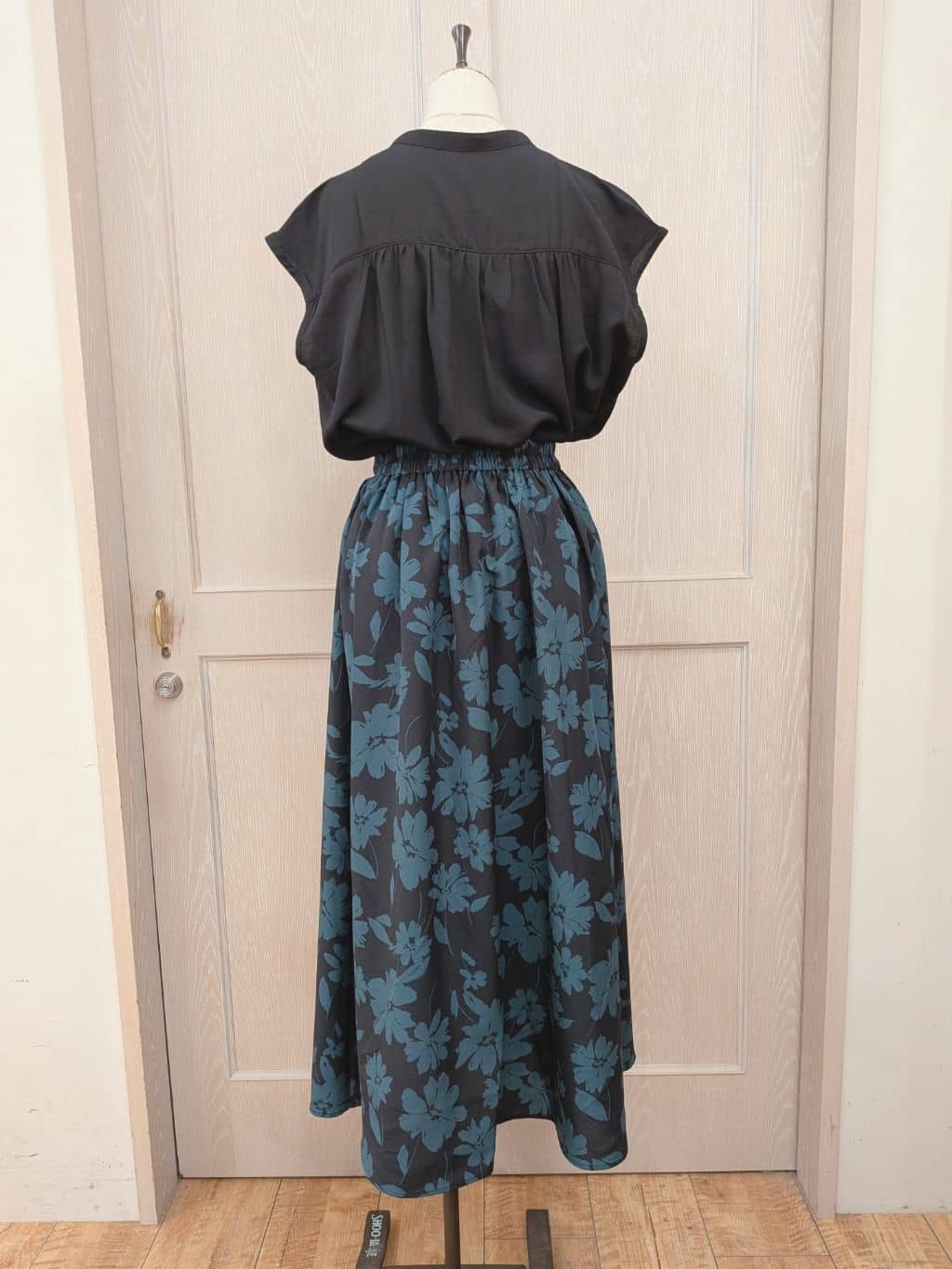naoさんの「SHOO･LA･RUE｜【S-LL/洗濯後しわになりにくい】上品にきれい見え スラブギャザーブラウス」を使ったコーディネート