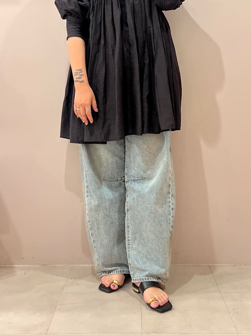 TAKAさんの「ESPERANZA｜ゴールドリングトングフラットサンダル」を使ったコーディネート