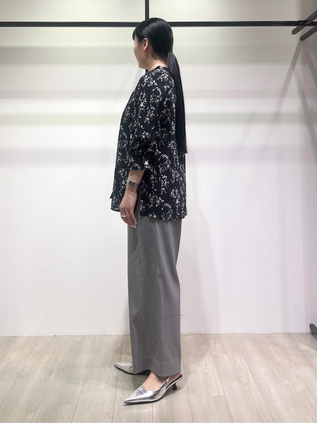 hasuさんの「INDIVI｜【モノトーン小花柄／シャーリング素材】ボリューム袖エアリーブラウス」を使ったコーディネート