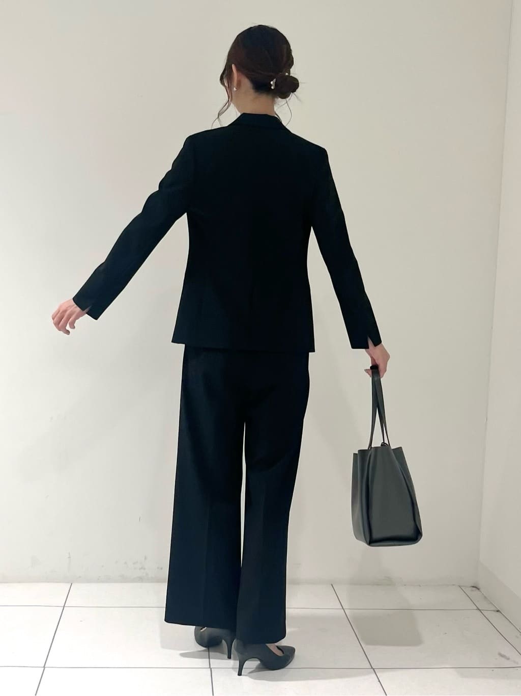 shioriさんの「INDIVI｜【洗える／通勤】無地＆マルチストライプ柄Vネックブラウス」を使ったコーディネート