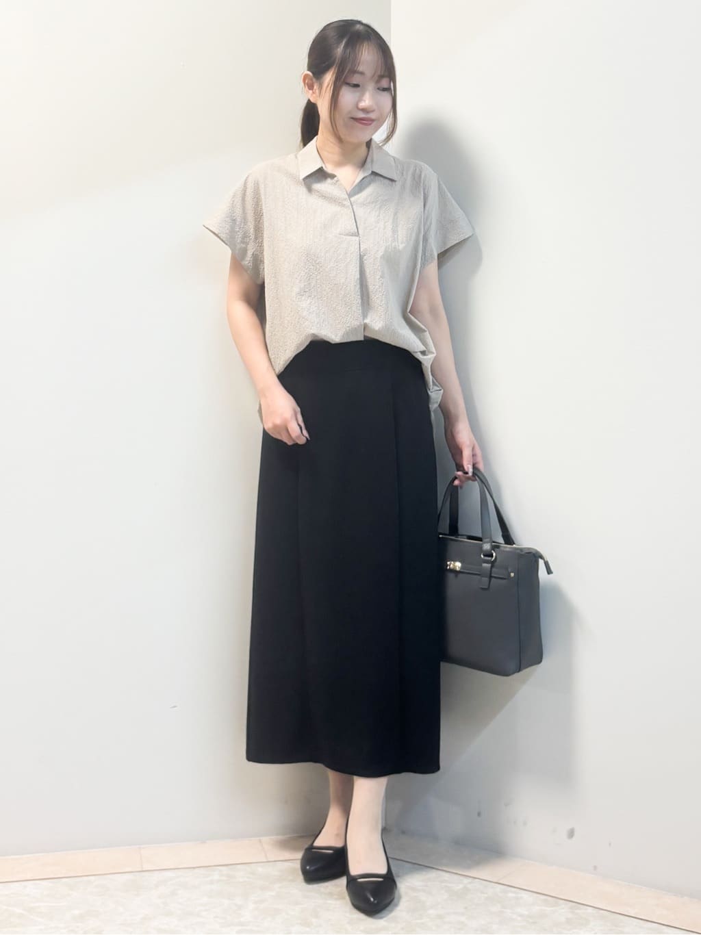 Sawaさんの「Reflect｜【二の腕さりげなくカバー】シャツ衿オフボディブラウス」を使ったコーディネート