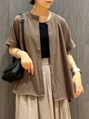 meiさんの「SHOO･LA･RUE｜【洗える/プチプラ】大人の抜け感をプラスする バンドカラーシャツ」を使ったコーディネート