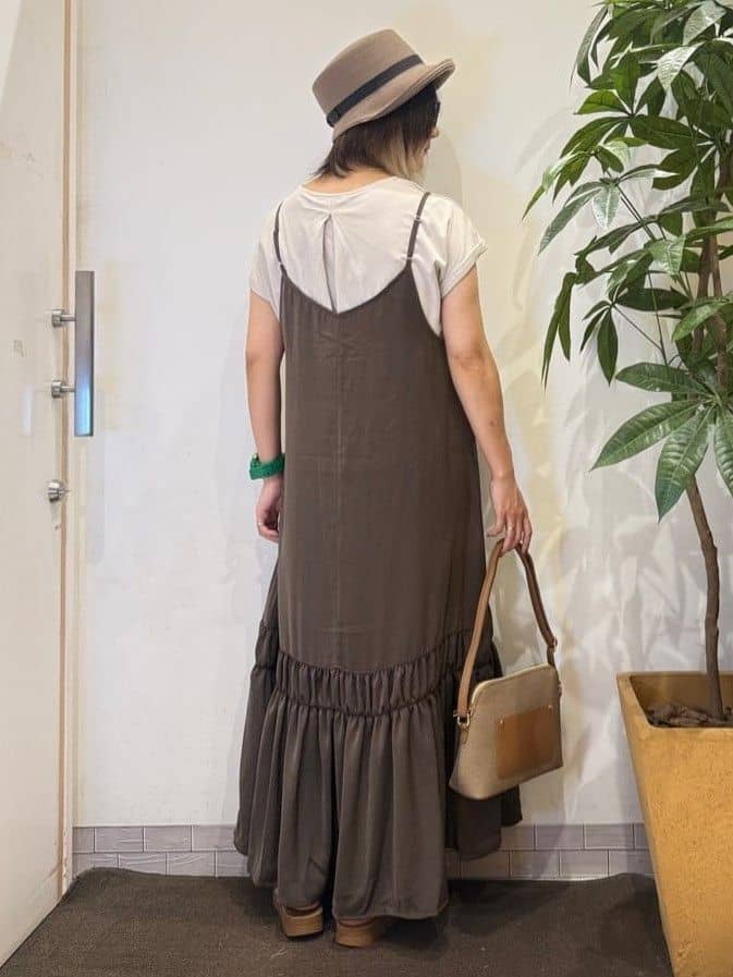 misakiさんの「SHOO･LA･RUE｜【ひんやり】シャーリングがアクセントに 大人のデザインキャミワンピース」を使ったコーディネート