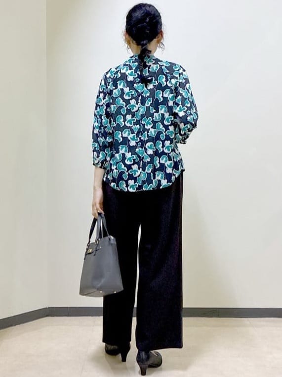  beni_gingerさんの「Reflect｜【ジャケットのインナーにおすすめ◎】花柄タックデザインブブラウス」を使ったコーディネート