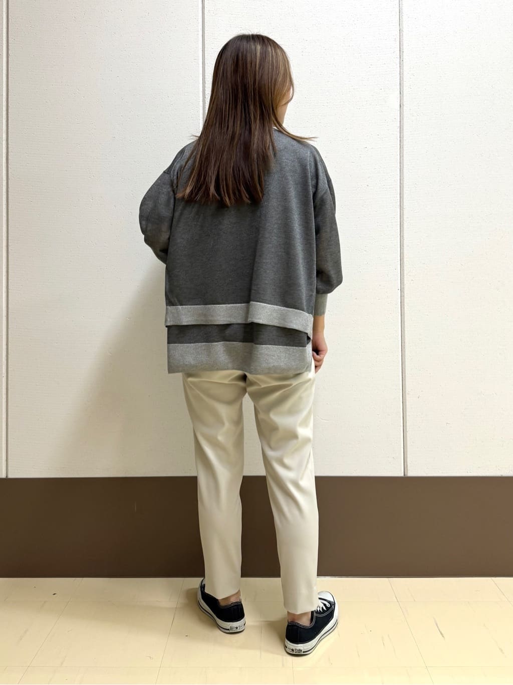 mamiさんの「INDIVI｜人気NO.1【褒められパンツ／高ストレッチ／ウエストゴム】タックテーパードパンツ」を使ったコーディネート