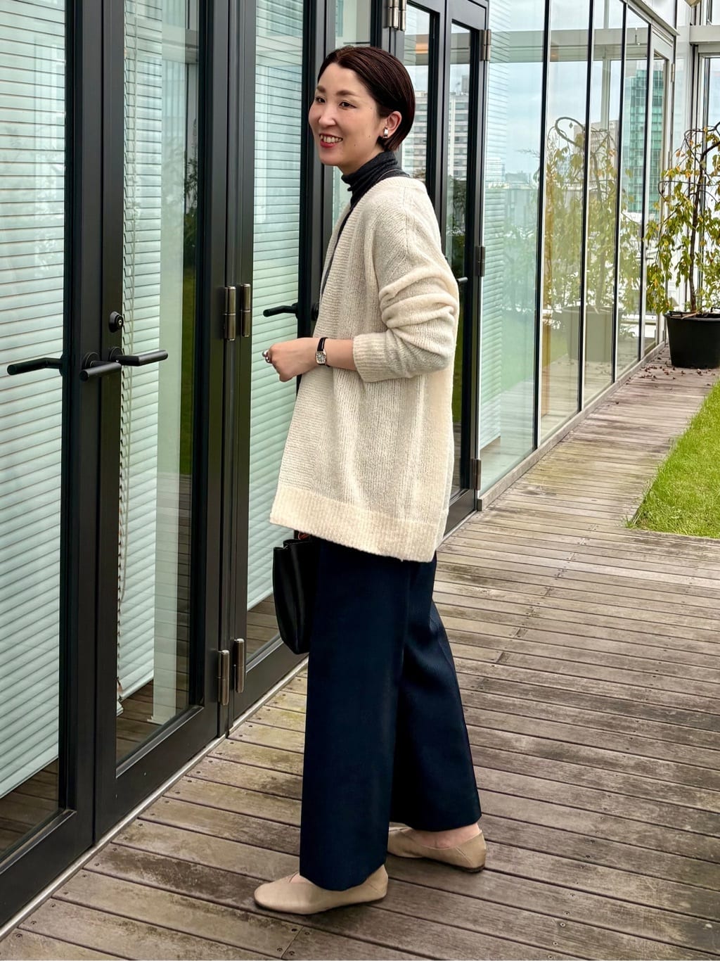 yuriさんの「INDIVI｜【エアリー素材】ブークレ着流しニットカーディガン」を使ったコーディネート