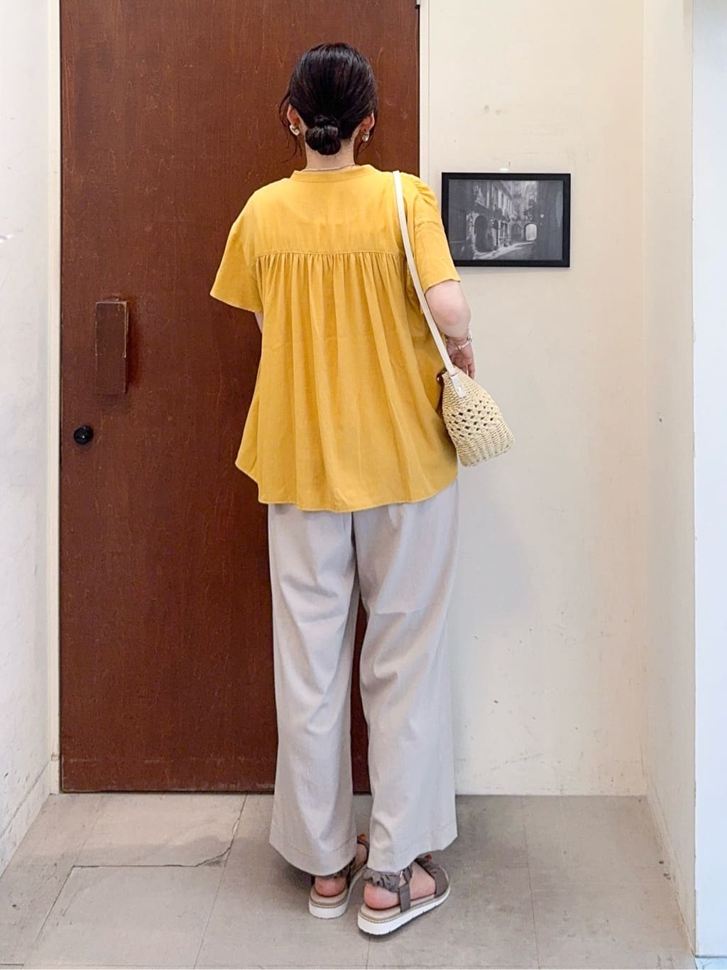 𝐇𝐢𝐫𝐨𝐦𝐢さんの「SHOO･LA･RUE｜【着丈選べる】触れる度ひんやり ゆるきれい イージーワイドパンツ」を使ったコーディネート