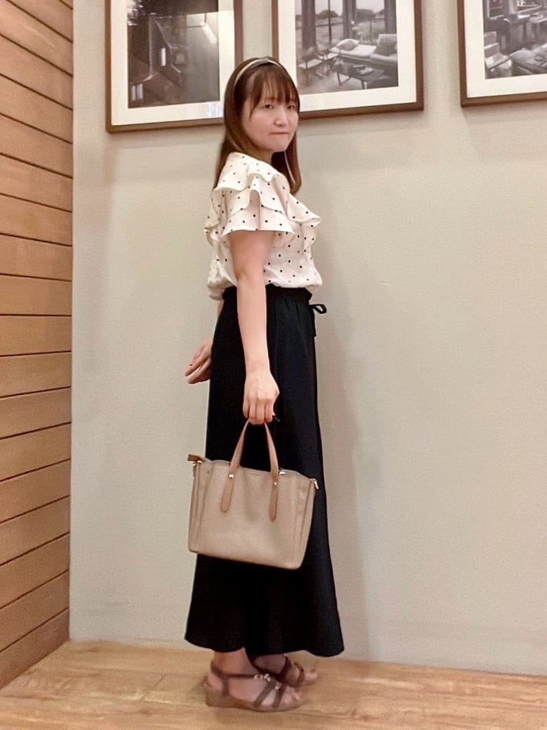 ゆっきーさんの「SHOO･LA･RUE｜【無地/ドット柄】お袖フリルが華やぐ きれいめブラウス」を使ったコーディネート