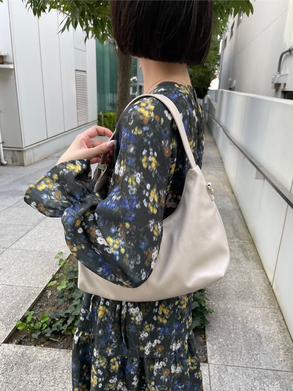 NATSUMIさんの「grove｜カスリフラワーティアードワンピース」を使ったコーディネート