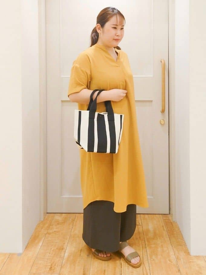 ななこさんの「SHOO･LA･RUE｜【S-LL/洗濯後しわになりにくい/体型カバー】後ろ姿もサマになる バックレースアップチュニック」を使ったコーディネート