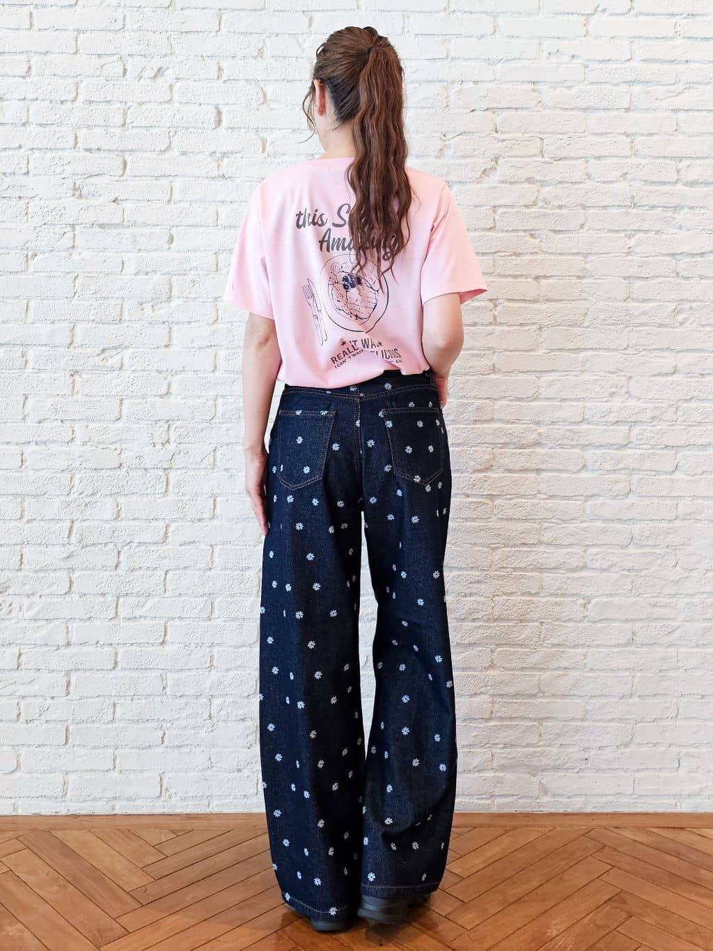 ゆゆさんの「SHOO･LA･RUE｜【S-LL/ひんやり/汗ジミ軽減/UVカット】グラフィックアソートTシャツ」を使ったコーディネート