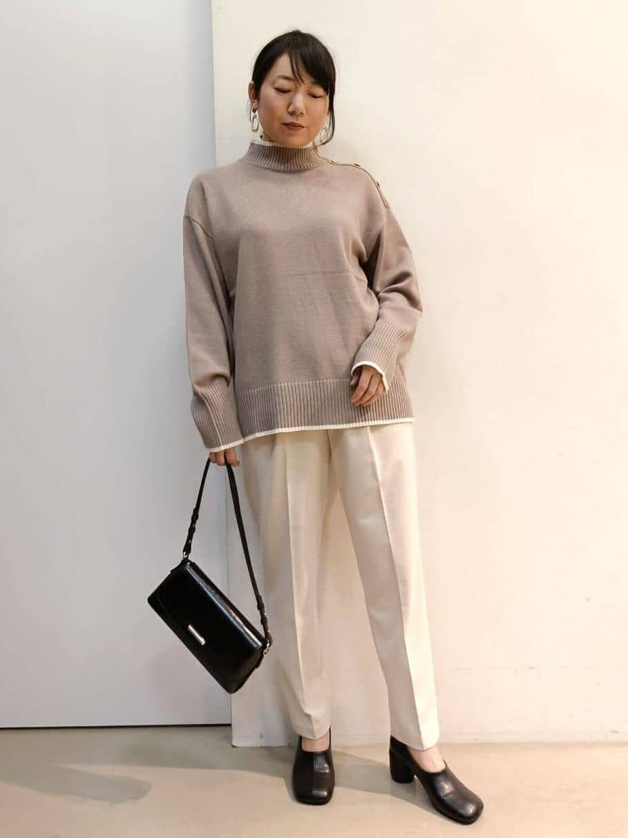 あんさんの「THE SHOP TK｜【インしないで着られる】金ボタン ハイネックニット/毛玉になりにくい/静電気防止/洗濯機OK」を使ったコーディネート