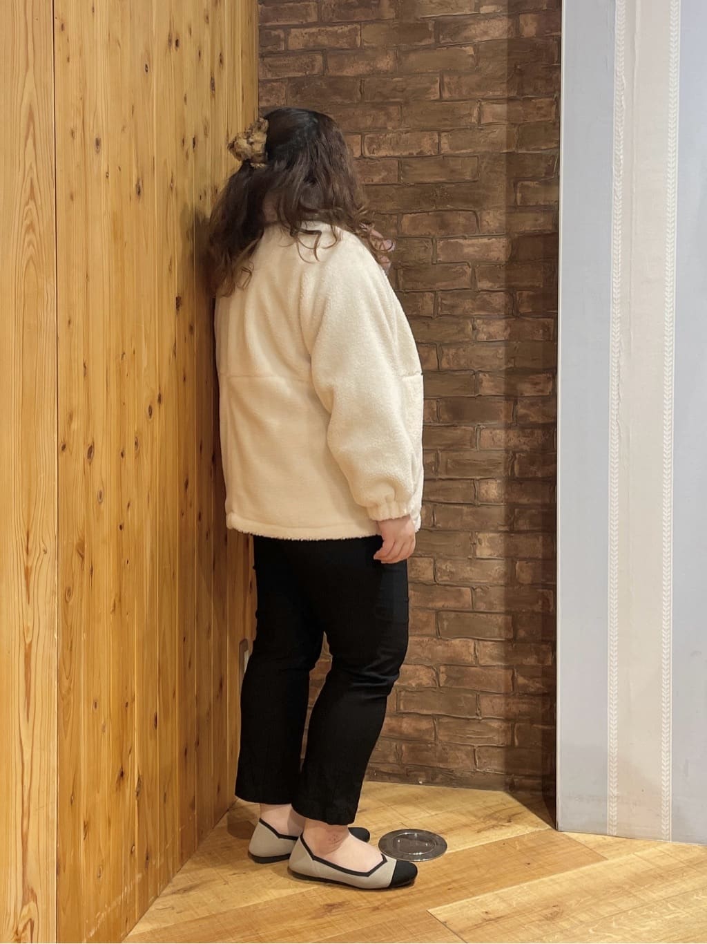 Risaさんの「SHOO･LA･RUE｜【洗濯機可】即サマになる ノーカラー ボアブルゾン」を使ったコーディネート