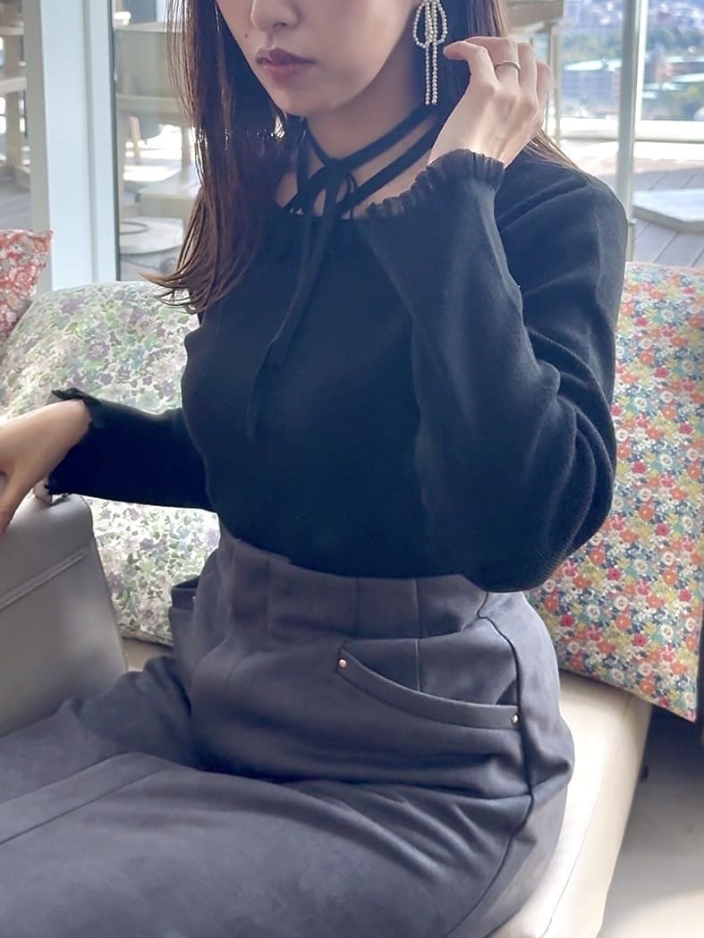 teiさんの「Couture brooch｜【大人可愛い・リボン取り外し可】前後2WAYラメリブ シアープチフリルニット」を使ったコーディネート