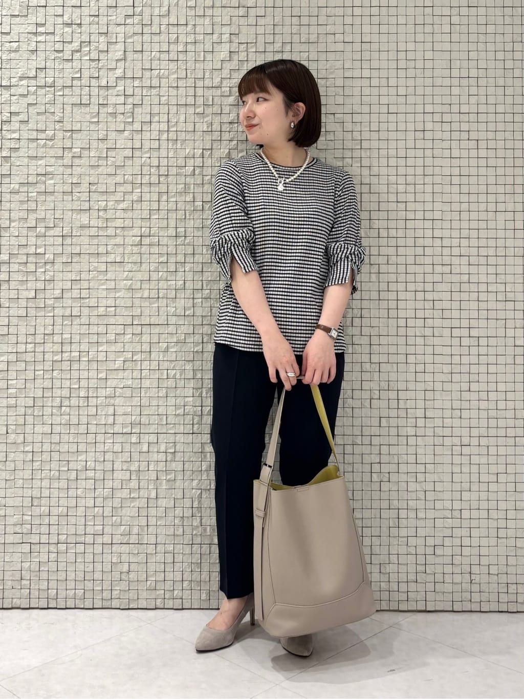 sakuさんの「INDIVI｜【定番スーツ／UVケア／洗える】ウール調タックテーパードパンツ」を使ったコーディネート
