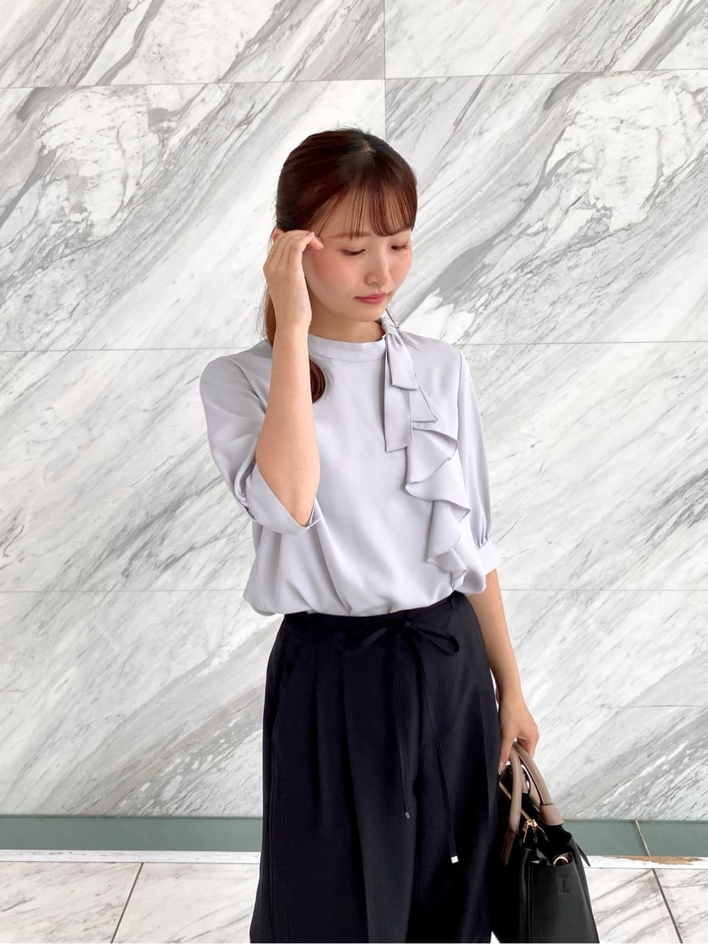 みさかさんの「index｜ロールカラーアシメフリルリボンブラウス【洗濯機洗い可／イージーアイロン】」を使ったコーディネート